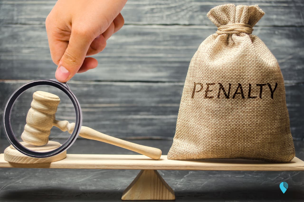 legal scale with judges gavel and bad of cash with word "penalty" depicting fines for misclassifying independent contractors