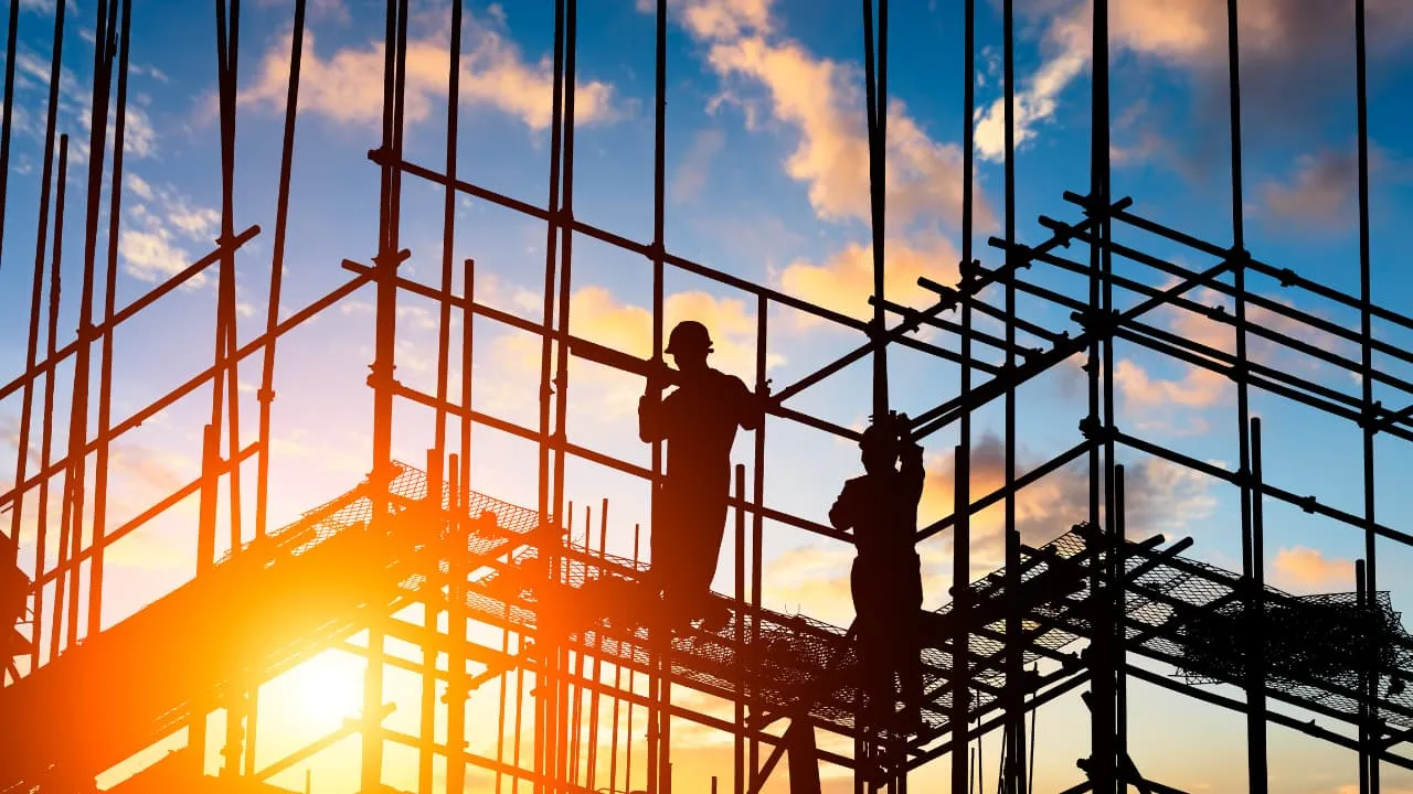nonexempt Construction workers on scaffolding