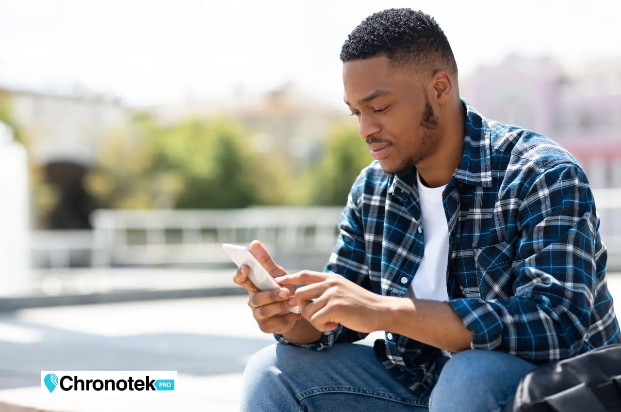 An employee using time clock app to communicate with his supervisor